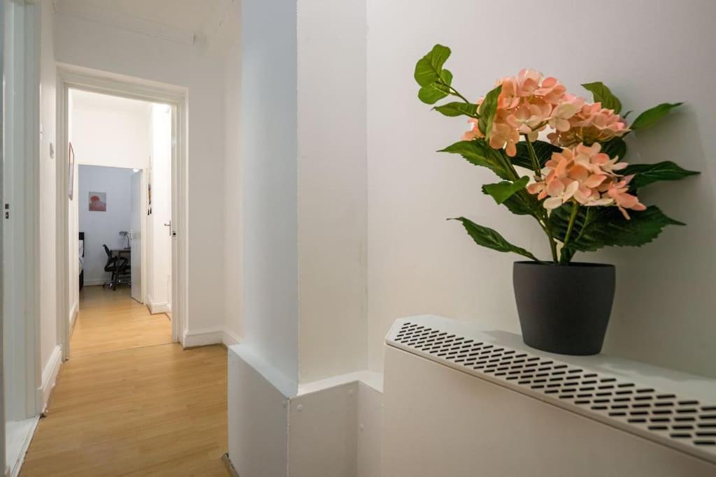 Cosy 2-Bedroom Flat Paddington Londen Buitenkant foto